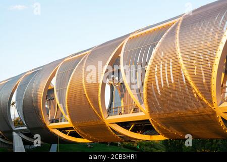 Eine Metallbrücke, Fußgängerbrücke ein räumliches Fachwerk mit kreisförmigem Querschnitt, am Abend in Madrid Stockfoto