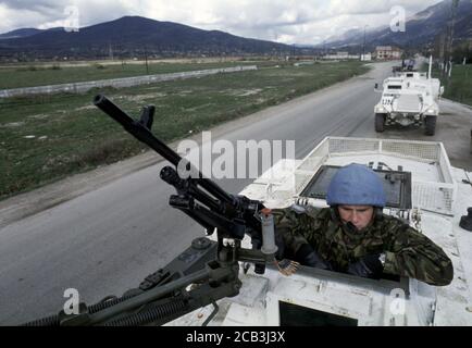 3. April 1994 während des Krieges in Bosnien: Britische Armee Sächsische APCs des Duke of Wellington's Regiment auf der Route Diamond, nordwestlich von Vitez. Stockfoto