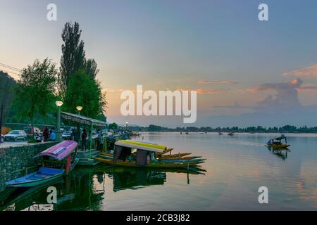 Shree Nagar,Jammu und Kaschmir,Indien-31. August 2014 :schöner Dal See nach Sonnenuntergang, Hausboote schwimmend auf Wasser mit Abendhimmel im Hintergrund. Stockfoto