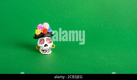 Ein Catrina La Calavera Garbancera , Dapper Skelett, eleganter Schädel auf grünem Hintergrund Stockfoto