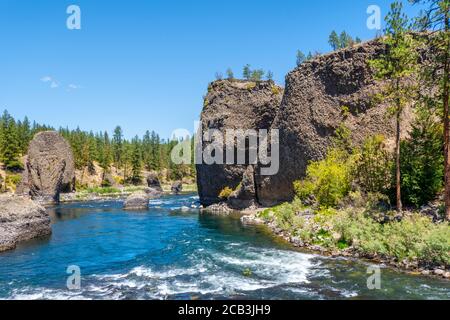 Große Felsbrocken und Stromschnellen im Bowl and Pitcher Bereich des Riverside State Park in Spokane Washington, USA Stockfoto