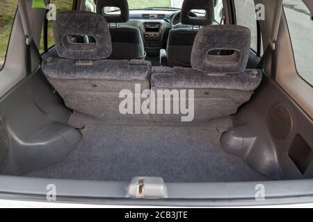 Leere Kofferraum suv Schließen Öffnen nach dem Waschen und saugen mit einer Clean Mat von speziellen schwarz Material fertig zum Gepäck. Auto Service Stockfoto