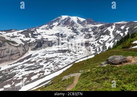 Beeindruckender Nisqually-Gletscher im Juli im Mount Rainier National Park, Washington State, USA Stockfoto