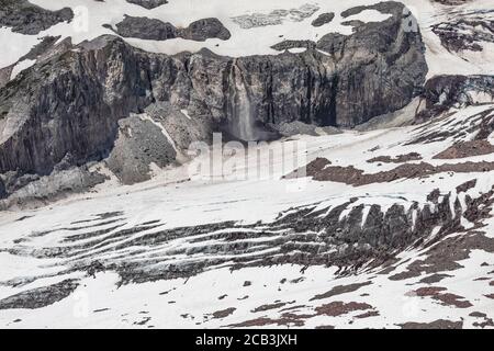 Beeindruckende Nisqually Glacier und Wilson Glacier Falls im Juli im Mount Rainier National Park, Washington State, USA Stockfoto