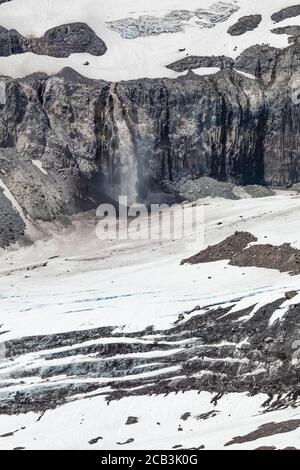 Beeindruckende Nisqually Glacier und Wilson Glacier Falls im Juli im Mount Rainier National Park, Washington State, USA Stockfoto