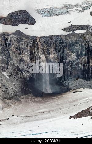 Beeindruckende Nisqually Glacier und Wilson Glacier Falls im Juli im Mount Rainier National Park, Washington State, USA Stockfoto