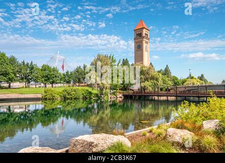 Riverfront Park, entlang des Spokane River in der Innenstadt von Spokane, Washington, USA, mit dem Pavillon und Uhrenturm in Sicht. Stockfoto