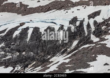 Ehrfurchtgebietender Nisqually Glacier, die dunkle Front des mit Staub verschmutzten Gletschers, im Juli im Mount Rainier National Park, Washington State, USA Stockfoto