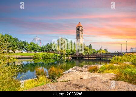 Der Spokane Clock Tower und der Pavillon am Fluss im Riverfront Park, Downtown Washington, unter einem bunten Sonnenuntergang in Spokane, Washington, USA Stockfoto