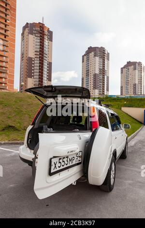 Novosibirsk, Russland - 07.06.2020: Honda CR-V erste Generation in weißer Farbe mit geöffnetem Kofferraum nach der Reinigung vor dem Verkauf in einem Sommertag auf dem Parkplatz. Stockfoto