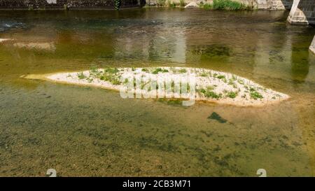 Sommeridylle am Fluss Doubs Stockfoto