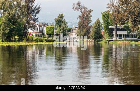 Landschaft des Cuemanco Kanals in Xochimilco, Mexiko-Stadt. Ruhiger Fluss. Trajineras. Xochimilco. CDMX. Der Fluss fließt im Frühjahr durch den Wald Stockfoto