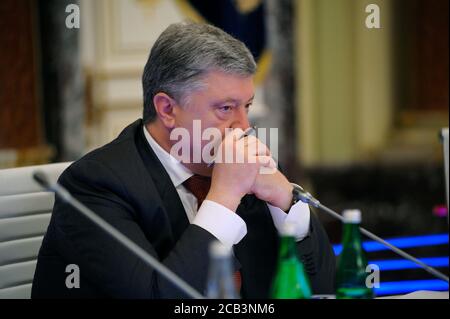 Petr Poroschenko, der Präsident der Ukraine, hört dem Redner zu Stockfoto