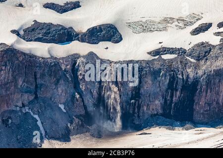 Beeindruckende Nisqually Glacier und Wilson Glacier Falls im Juli im Mount Rainier National Park, Washington State, USA Stockfoto