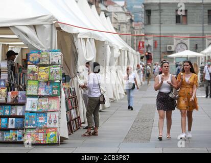 Sarajevo, Bosnien und Herzegowina (BiH). August 2020. Am 10. August 2020 besuchen Menschen eine Buchmesse auf dem Kinderplatz in Sarajevo, Bosnien und Herzegowina (BiH). Die Buchmesse wurde am 07. August auf dem Kinderplatz in Sarajevo eröffnet und läuft bis zum 19. August. Quelle: Nedim Grabovica/Xinhua/Alamy Live News Stockfoto