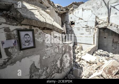 Idlib, Syrien. August 2020. Ein Besucher besucht eine Ausstellung des syrischen Künstlers Rami Abd al-Haq, die am 10. August 2020 in einem der beschädigten Häuser in Idlib, Syrien, gezeigt wurde. Die Zeichnungen zeigen Figuren und Figuren, die während des syrischen Bürgerkriegs entstanden sind. (Foto von Azalden Idlib/INA Photo Agency/Sipa USA) Quelle: SIPA USA/Alamy Live News Stockfoto