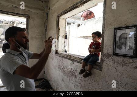 Idlib, Syrien. August 2020. Ein Besucher besucht eine Ausstellung des syrischen Künstlers Rami Abd al-Haq, die am 10. August 2020 in einem der beschädigten Häuser in Idlib, Syrien, gezeigt wurde. Die Zeichnungen zeigen Figuren und Figuren, die während des syrischen Bürgerkriegs entstanden sind. (Foto von Azalden Idlib/INA Photo Agency/Sipa USA) Quelle: SIPA USA/Alamy Live News Stockfoto