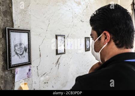 Idlib, Syrien. August 2020. Ein Besucher besucht eine Ausstellung des syrischen Künstlers Rami Abd al-Haq, die am 10. August 2020 in einem der beschädigten Häuser in Idlib, Syrien, gezeigt wurde. Die Zeichnungen zeigen Figuren und Figuren, die während des syrischen Bürgerkriegs entstanden sind. (Foto von Azalden Idlib/INA Photo Agency/Sipa USA) Quelle: SIPA USA/Alamy Live News Stockfoto