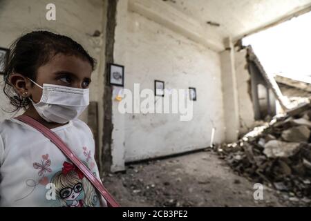 Idlib, Syrien. August 2020. Ein Besucher besucht eine Ausstellung des syrischen Künstlers Rami Abd al-Haq, die am 10. August 2020 in einem der beschädigten Häuser in Idlib, Syrien, gezeigt wurde. Die Zeichnungen zeigen Figuren und Figuren, die während des syrischen Bürgerkriegs entstanden sind. (Foto von Azalden Idlib/INA Photo Agency/Sipa USA) Quelle: SIPA USA/Alamy Live News Stockfoto