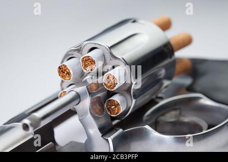 Revolver Mit Zigaretten Geladen - Rauchen Tötet Stockfoto