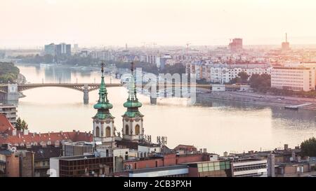 Panorama-Stadtbild des ungarischen parlamentsgebäudes mit Margaretenbrücke an der Donau. Farbenfroher Sonnenaufgang in Budapest, Ungarn Stockfoto
