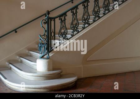 Treppe führt vom ersten Stock zum zweiten Stock im Pasadena Rathaus Gebäude. Stockfoto