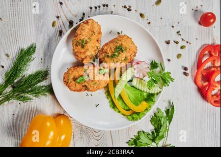 Gebratenes Hühnersteak oder Schnitzel mit Kartoffelpüree auf schwarzem Steintisch. Stockfoto