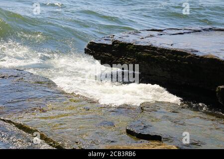Vollständiges Bild von Wellen auf der Wasseroberfläche Stockfoto
