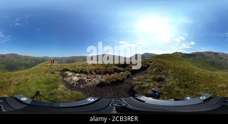 360 Grad Panorama Ansicht von Walker at the Summit Cairn of Middle Dodd Fell, Hartsop Valley, Kirkstone Pass, Lake District National Park, Cumbria, England, UK Middle Dodd Fell ist