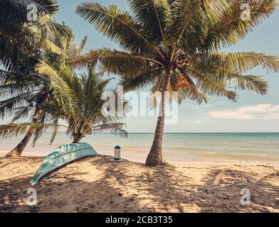 Tropischer Strand, Retro-Farbbild. Stockfoto