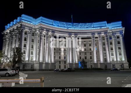 Kiew, Ukraine - 9. August 2020. Außenministerium der Ukraine. Ukrainische staatliche Stelle für die Außenbeziehungen der Ukraine. Aufnahme bei Nacht. Stockfoto