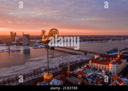 Panoramaaufnahme der Altstadt von Riga mit Dom Und Fluss Daugava bei Sonnenuntergang Stockfoto