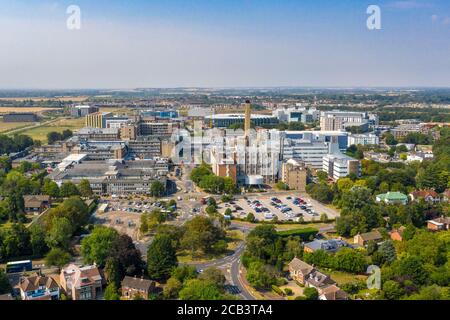 Stock Bild vom 10. August zeigt eine Luftaufnahme des Cambridge Biomedical Campus, der Addenbrooke's Hospital in Cambridgeshire enthält. Der Cambridge Biomedical Campus ist das größte Zentrum für medizinische Forschung und Gesundheitswissenschaften in Europa. Der Standort befindet sich am südlichen Ende der Hills Road in Cambridge, England. Stockfoto