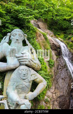 Wasserfall und Denkmal von St. Andrew in der Nähe von Sarpi Stadt in Adjara, Georgien Stockfoto