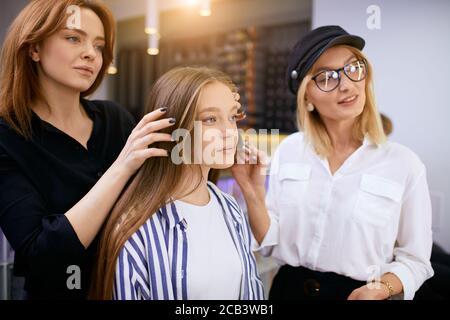 Schöne junge kaukasische Frau kam in Beauty-Salon für Haarschnitt und Färben machen von professionellen Stylistin. Stockfoto