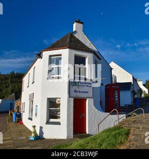 Plockton Craft and Gift Shop in Scottish Highlands, weiß getünchtes Gebäude an sonnigen Sommertagen mit blauem Himmel Stockfoto