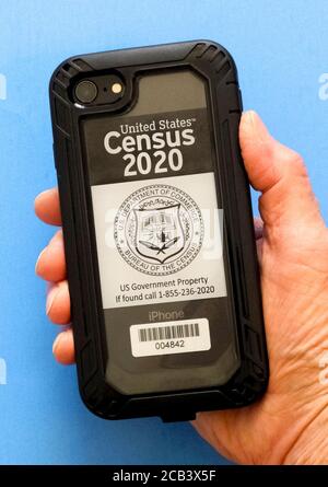 Enumerators (Zensus Taker) verwenden Sie ein Regierung Smartphone, um spezifische Fragen zu stellen und notieren Sie die Antworten von Personen, die nicht ausgefüllt und zurück 2020 US Census Fragebogen an ihre Häuser verschickt. Die landesweite Bevölkerungsumfrage wird seit 1790 alle 10 Jahre durchgeführt, wie es die Verfassung der Vereinigten Staaten vorsieht. Zeitangestellte des US Census Bureau verbringen ungefähr 10 Minuten an jedem Haus, um die Informationen von Leuten zu erhalten, die auf den Fragebogen nicht per Post, Computer oder Telefon antworteten. Stockfoto