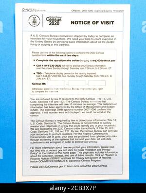 Enumerators (Census Taker) hinterlassen eine Besuchsmitteilung, wenn niemand zu Hause ist und sie nicht in der Lage sind, spezifische Fragen zu stellen und die Antworten von Personen aufzuzeichnen, die einen Fragebogen der US-Volkszählung von 2020 nicht ausgefüllt und an ihren Wohnsitz zurückgeschickt haben. Das Blatt fordert jede Person in diesem Haushalt auf, den Fragebogen online oder telefonisch zu beantworten. Die landesweite Bevölkerungsumfrage wird seit 1790 alle 10 Jahre durchgeführt, wie es die Verfassung der Vereinigten Staaten vorsieht. Zeitangestellte des US Census Bureau verbringen ungefähr 10 Minuten an jedem Haus, um die Informationen zu erhalten. Stockfoto