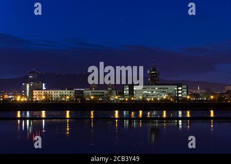 Spiegelung des HRT-Gebäudes am Fluss Sava in Zagreb während Hoher Wasserstand im Januar 2014 Stockfoto