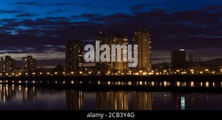 Wolkenkratzer Fluss Reflexion in der Nacht in Zagreb während Hochwasser Stand im Januar 2014 Stockfoto