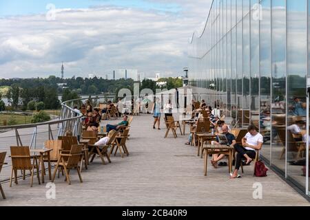 Menschen auf der Zentralbibliothek von Helsinki Oodi-Terrasse in Helsinki, Finnland Stockfoto