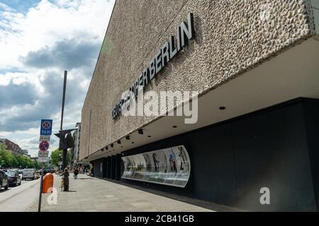 BERLIN, DEUTSCHLAND - 14. Mai 2020: BERLIN, DEUTSCHLAND 14. Mai 2020. Die Deutsche Oper in der Bismarksstrasse Berlin ist eine berühmte Oper mit großartigen Shows. Stockfoto