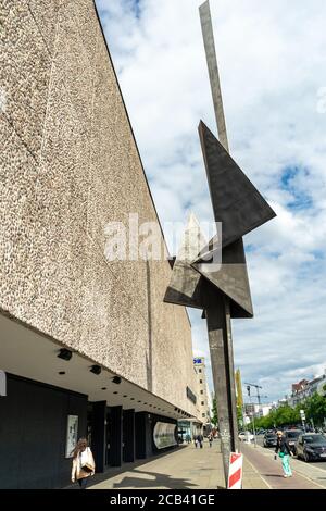 BERLIN, DEUTSCHLAND - 14. Mai 2020: BERLIN, DEUTSCHLAND 14. Mai 2020. Die Deutsche Oper in der Bismarksstrasse Berlin ist eine berühmte Oper mit großartigen Shows. Stockfoto