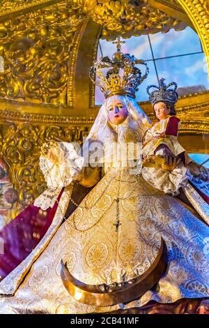 Statue der Jungfrau Maria Kapelle des Rosenkranzes Kirche Santa Domingo Puebla Mexiko. Gebaut in 1600er Jahren Stockfoto