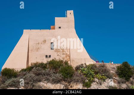 Blick auf Torre Truglia im Dorf Sperlonga, Italien, einer Küstenstadt in der Provinz Latina, auf halbem Weg zwischen Rom und Neapel. Stockfoto