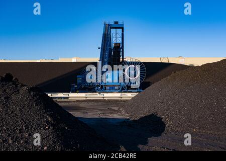 Kohle wird im Überseehafen der Stadt gelagert Stockfoto
