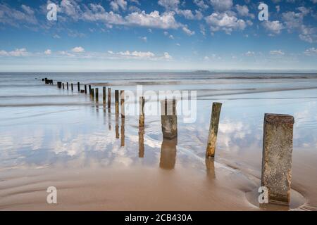 Groynes in the Sand & Sea bei Burnham on Sea, Somerset Stockfoto