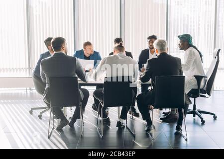 Multikulturelle männlichen Angestellten von Architektur und Design Büro Treffen mit arabischen Kunden, Kunde, in modernen Büro mit Panoramablick, diskutieren Stockfoto