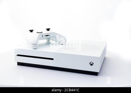 Suffolk, UK Juni 01 2020: Eine Microsoft Xbox One S Spielkonsole mit einem Wireless-Controller schoss vor einem schlichten weißen Hintergrund Stockfoto