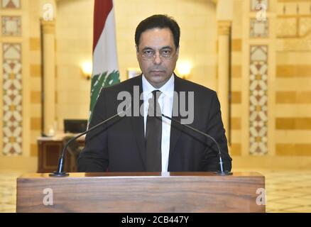 (200810) -- BEIRUT, 10. August 2020 (Xinhua) -- der libanesische Premierminister Hassan Diab hält eine Fernsehrede in Beirut, der Hauptstadt des Libanon, am 10. August. 2020. Der libanesische Ministerpräsident Hassan Diab hat am Montag den Rücktritt seiner Regierung angekündigt, nach tödlichen Explosionen in der Hauptstadt Beirut, die regierungsfeindliche Proteste ausgelöst haben. (Dalati & Nohra/Handout via Xinhua) Quelle: Xinhua/Alamy Live News Stockfoto